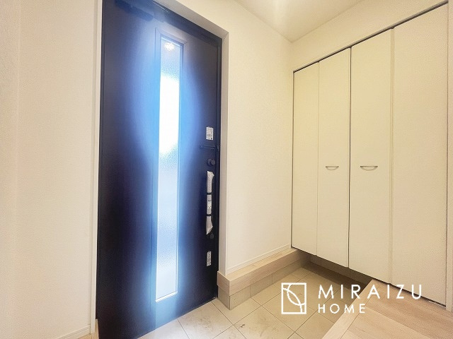 【玄関】 | 永く住むからこそシンプルで飽きのこないデザインに。ただいま、おかえりの温かな声が聞こえる玄関。