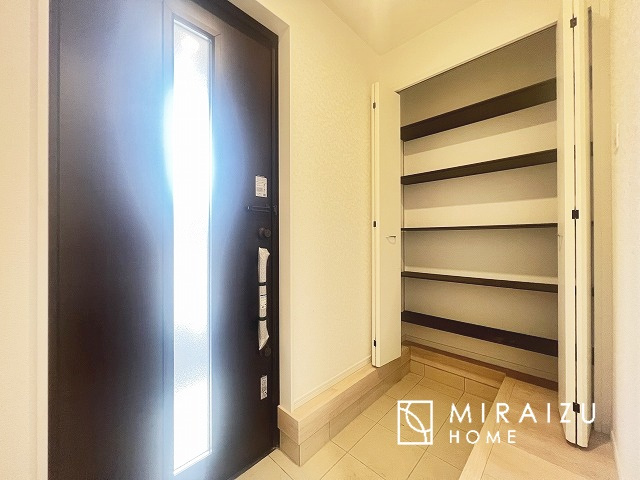 【玄関】 | 永く住むからこそシンプルで飽きのこないデザインに。ただいま、おかえりの温かな声が聞こえる玄関。