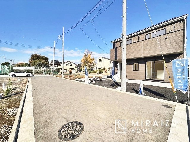 【前面道路含む現地写真】 | 暮らしやすさを考えたプランで快適な現地ロケーションを実現。安らぎに満たされる、ゆとりのある日々を過ごせます♪