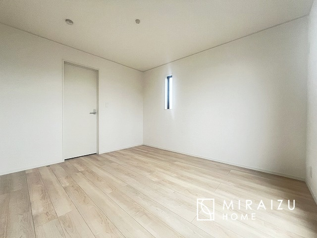 【洋室】 | 暮らしやすさを考えたプランで快適な現地ロケーションを実現。安らぎに満たされる、ゆとりのある日々を過ごせます♪