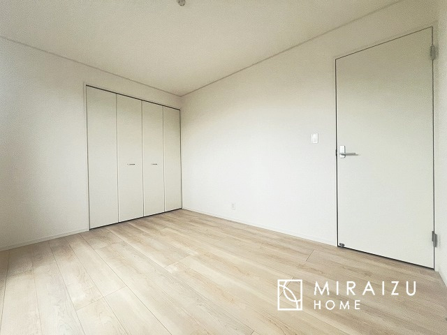 【洋室】 | 日当たりの良いお家は嬉しいですよね。それぞれ価値観が分かれる箇所です、実際に内覧して日当たりの心地よさをご体感下さいね♪