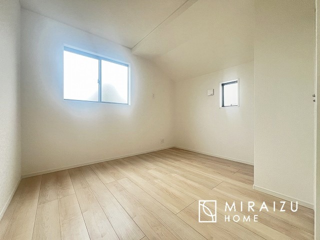 【洋室】 | プライバシー性と開放感を高める住環境。陽当たりの良い開かれたロケーションを活かし、心地よい暮らしをプランニング