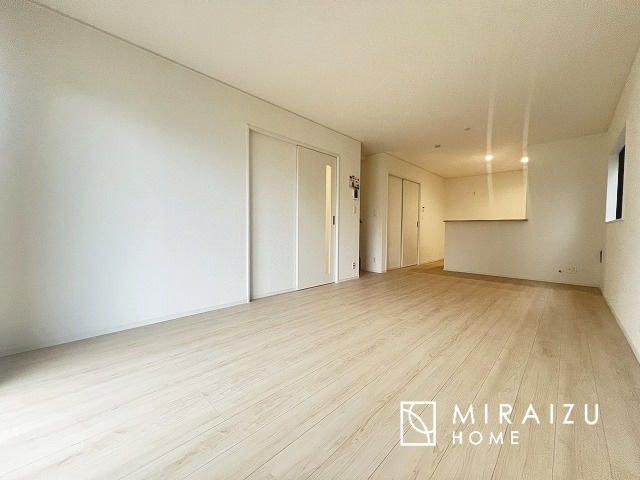 【居間・リビング】 | お子さんが宿題をしたり、ちょっとした作業もできる、家族みんながそれぞれの時間を過ごせるリビングです。