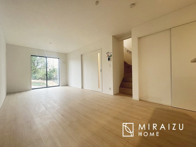 【居間・リビング】 | 食事を取るスペースもリラックスしてくつろげるスペースもお子さんが勉強するスペースも兼ね備えたリビングダイニング。