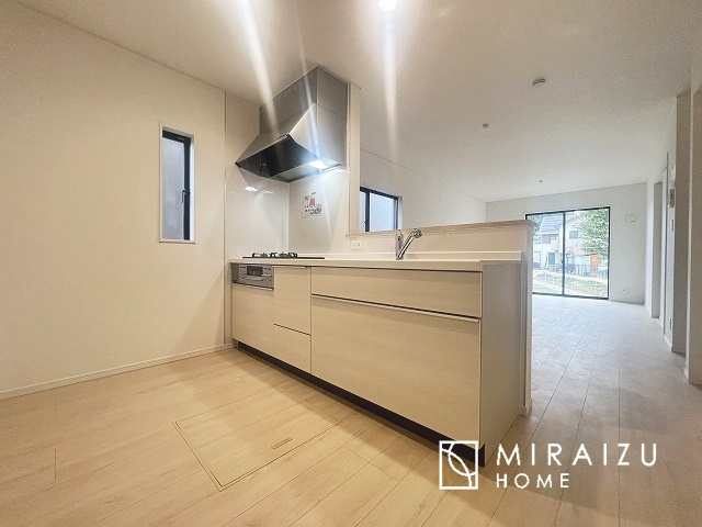 【キッチン】 | 収納に様々な工夫がされていて出しやすく片付けやすい、散らかりにくいキッチンになっています！人工大理石の天板や深型シンクなど、デザイン性と機能性を兼ね備えているので見せたいキッチンになっています。