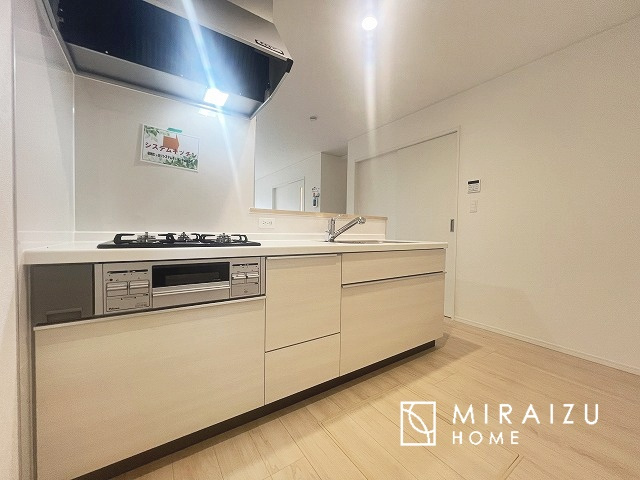 【キッチン】 | 広々としたキッチンは大きな深型シンク、3口コンロ、換気扇、大きなお鍋から小物まで取り出しやすさを考えられた引き出し収納の付いたシステムキッチンです。