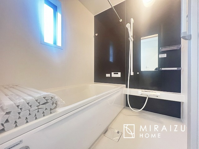 【浴室】 | お子さんとわいわいと楽しいバスタイムもよし、一人でゆったりと入るのもよし、浴室換気乾燥機付きのユニットバス。お洗濯物を干せるだけでなく、カビ防止にもなります。