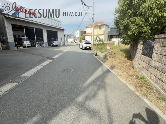 姫路市花田町加納原田/売土地の前面道路含む現地写真