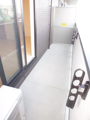 【バルコニー】 | D-メゾン A棟 | 開放的で明るい空間を演出してくれるバルコニーです