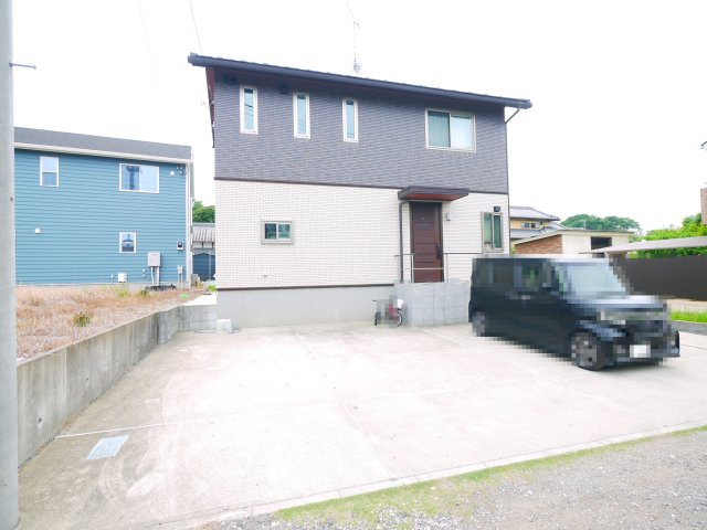 茂原市小林　中古戸建の駐車場|令和元年3月築 敷地約101坪 ４SLDK セキスイハイム施工 太陽光発電システム ウッドデッキ付
