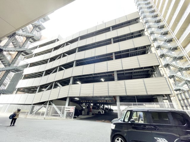 ブランズタワー香里園ロジュマンの駐車場