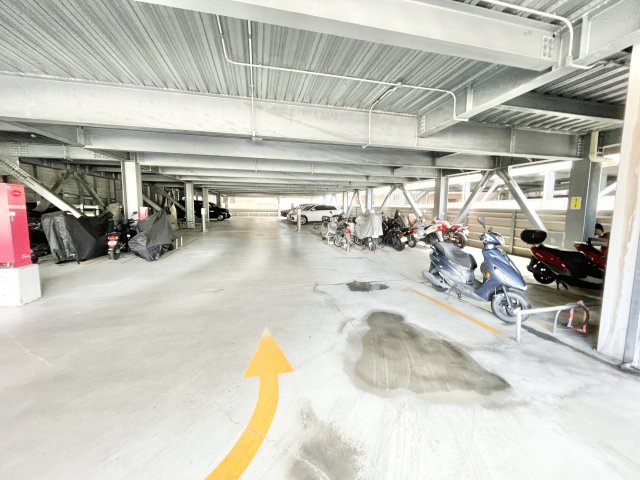 ブランズタワー香里園ロジュマンの駐車場