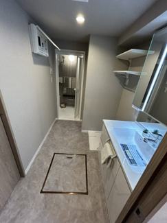 【ランドリースペース】 | 富岡シーサイドコーポM棟 | 可動棚付きのランドリースペース