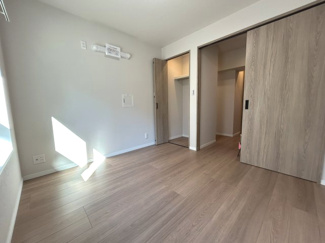 【洋室】 | 富岡シーサイドコーポM棟 | 午後に日差しが差し込むのが特徴で、日没まで部屋が明るいというメリットがある洋室です。