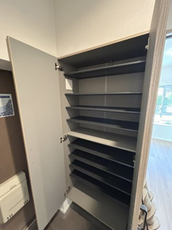 【玄関】 | 富岡シーサイドコーポM棟 | 靴の収納が沢山できるので玄関がスッキリしますね。