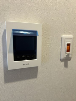 【セキュリティ】 | 富岡シーサイドコーポM棟 | 玄関のドアを開けることなく来客の顔や声を確認できるので安心して対応できますね。