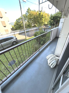 【バルコニー】 | 富岡シーサイドコーポM棟 | 東南向きバルコニーのため、朝日と日中の日差しがたっぷりと入り、日当たりが良く、洗濯物が乾きやすいです。