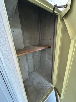 【収納】 | 富岡シーサイドコーポM棟 | 外収納があり、空間を有効活用しています。