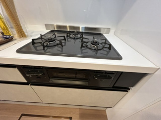 【その他】 | 富岡シーサイドコーポM棟 | 3口ガスコンロは同時進行でいくつもの調理を進めることができるので時短になります。