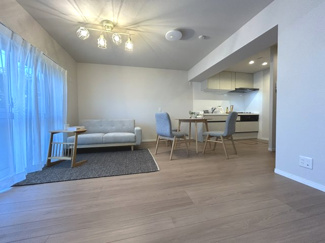 【居間・リビング】 | 富岡シーサイドコーポM棟 | 約12.2帖のリビング全体の様子