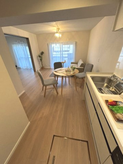 【居間・リビング】 | 富岡シーサイドコーポM棟 | キッチンから見たリビングの様子