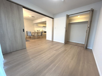 【洋室】 | 富岡シーサイドコーポM棟 | リビング横の洋室によってリビングを広く取り空間に開放感を出せます。