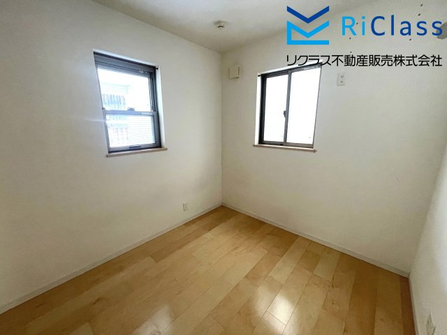 中古戸建　神戸市須磨区須磨浦通6丁目4-22の洋室|1階の納戸（洋室）です