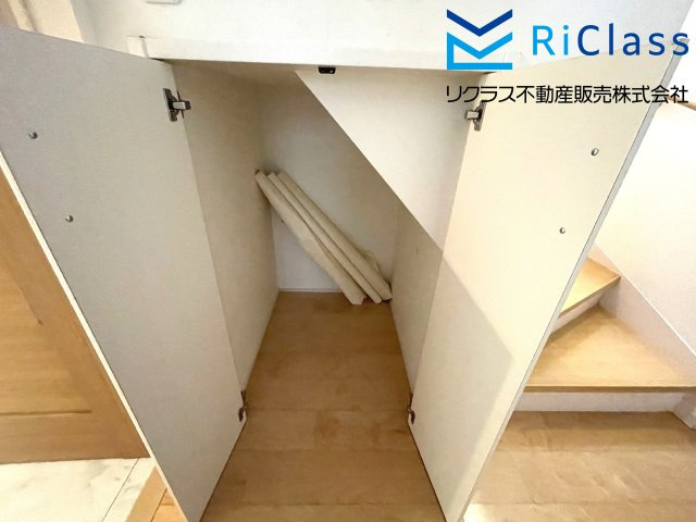 中古戸建　神戸市須磨区須磨浦通6丁目4-22の収納|階段下収納です