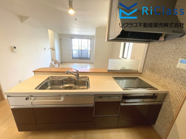 中古戸建　神戸市須磨区須磨浦通6丁目4-22のキッチン|ＩＨクッキングヒーターと食器洗い乾燥機付き対面式システムキッチン
