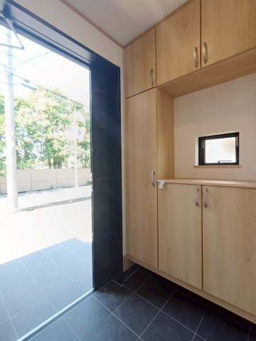 八潮市　緑町3丁目　新築戸建　　全2棟の玄関|施工例です