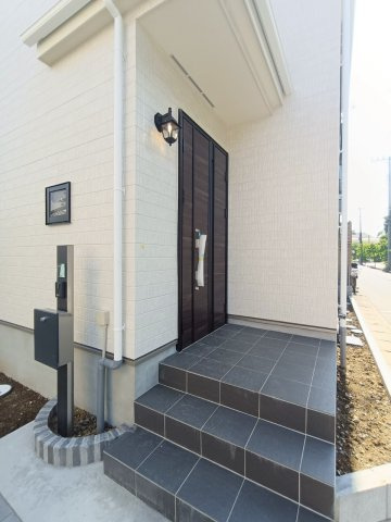 八潮市　緑町3丁目　新築戸建　　全2棟の玄関|施工例です