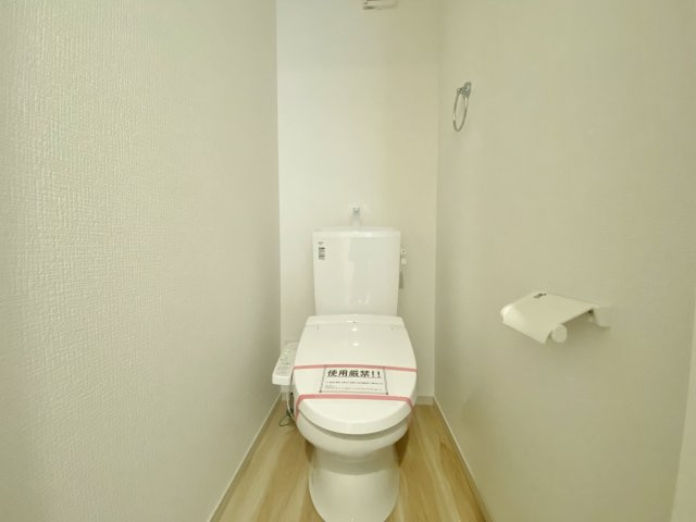 板橋区赤塚7丁目 限定1棟のトイレ|トイレは1階・2階にございます
温水洗浄便座機能付き