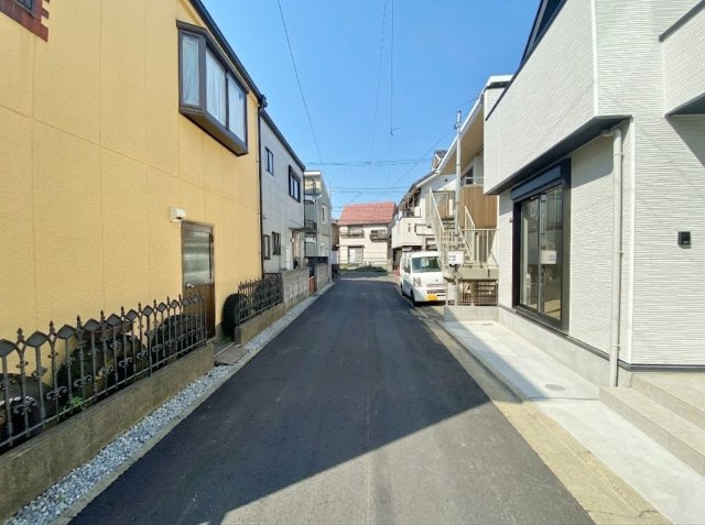 板橋区赤塚7丁目 限定1棟の前面道路含む現地写真|南側約4.0ｍ道路
陽当り・風通し良好です
車の往来も少なくお子様にも安心の立地です