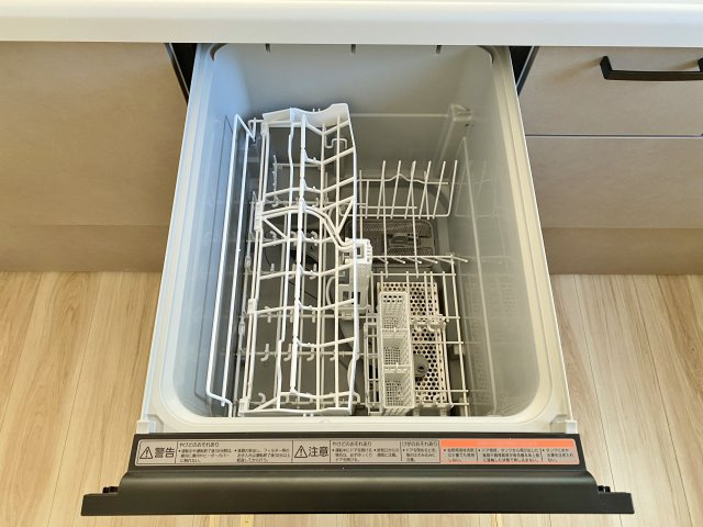 板橋区赤塚7丁目 限定1棟のキッチン|【食器洗乾燥機】
食後の片づけに便利な食器洗乾燥機が標準装備です 時間が有効活用でき、節水にもなります