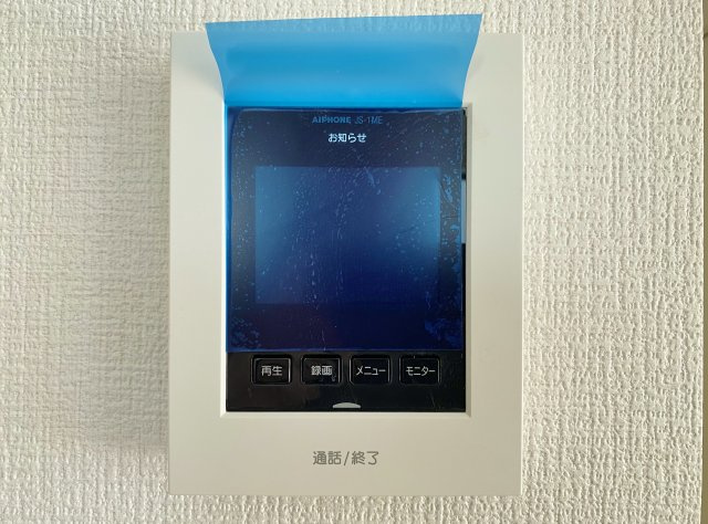 板橋区赤塚7丁目 限定1棟のセキュリティ|
【TVモニター付きインターホン】
インターホンの映像で来訪者の声と顔を確認後鍵を解錠することができるTVモニター付きインターホン完備