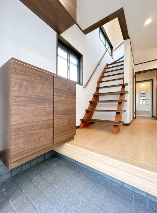 富士市吉原４丁目　中古戸建R　の玄関|リフォーム済み・玄関内観