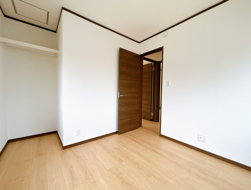 富士市吉原４丁目　中古戸建R　の洋室|リフォーム済み・2階西側洋室4.5帖