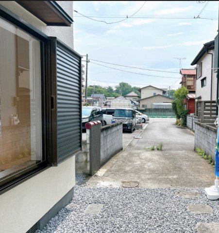 富士市吉原４丁目　中古戸建R　の駐車場|駐車場は縦列2台での駐車が可能です。