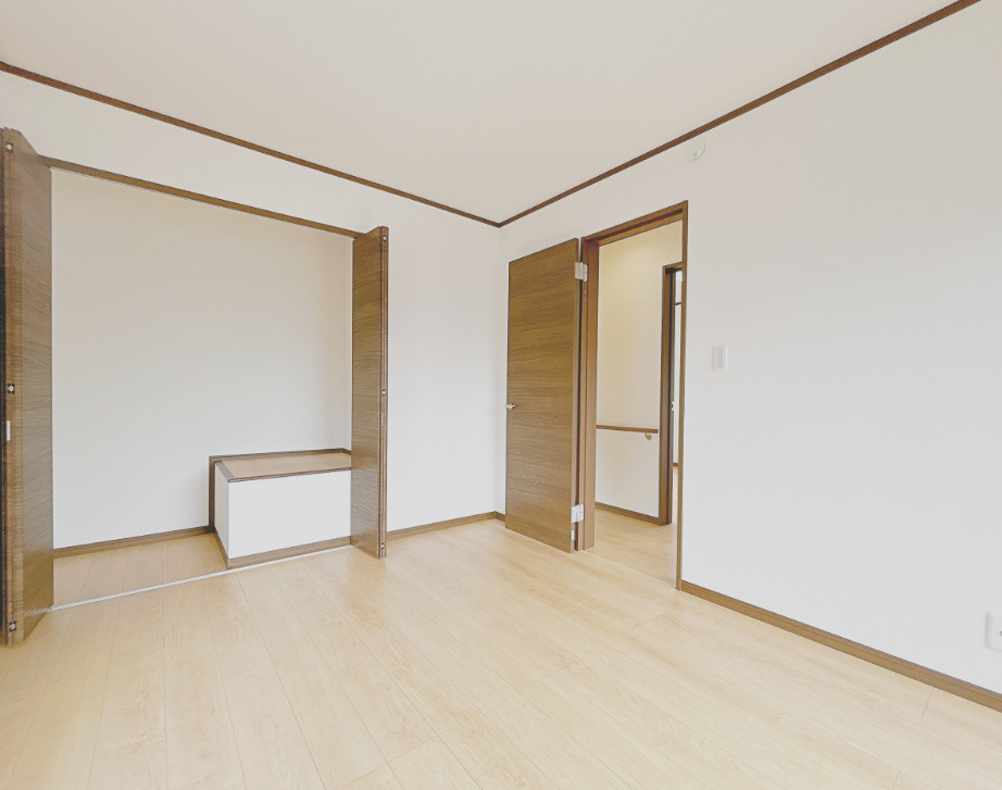 富士市吉原４丁目　中古戸建R　の洋室|リフォーム済み・2階6帖洋室別角度