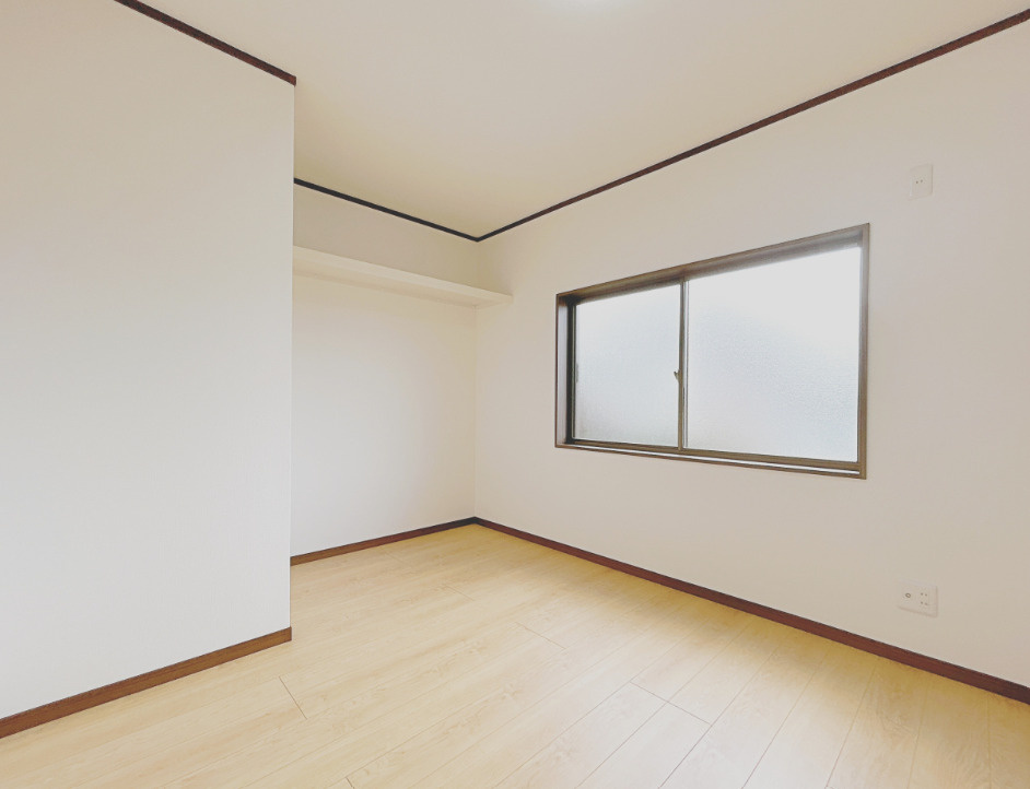 富士市吉原４丁目　中古戸建R　の洋室|リフォーム済み・2階東側4.5帖洋室別角度