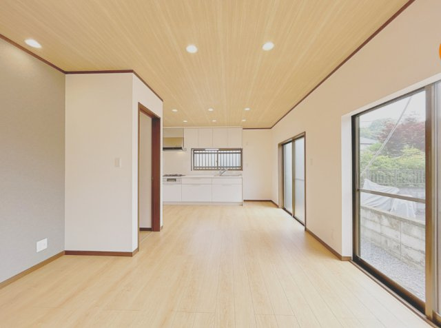 富士市吉原４丁目　中古戸建R　の居間・リビング|リフォーム済み・リビングはダイニングを拡張し、約13帖のLDKになりました。