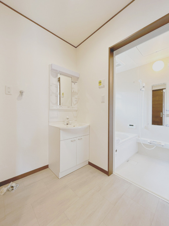富士市吉原４丁目　中古戸建R　の脱衣所|リフォーム済み・洗面台を新品交換しました。