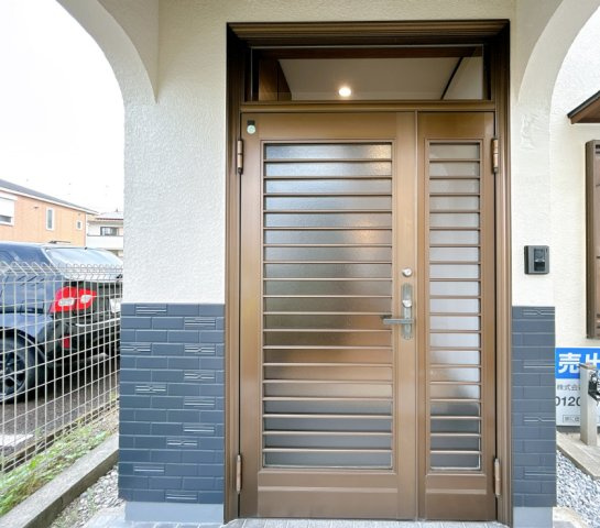 富士市吉原４丁目　中古戸建R　の玄関|リフォーム済み・玄関外観