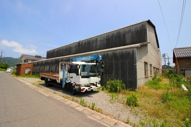 境港市外江町　売倉庫のその他|西側公道幅員約6.0ｍとなっております。
こちらの通りは、大型トラックの通行可能となっております〇


