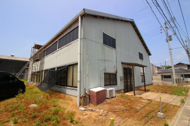 境港市外江町　売倉庫の外観|木造平屋2階建てです。
現在事務所として利用されております。
