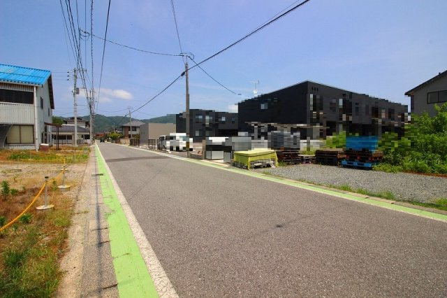 境港市外江町　売倉庫のその他|前道幅員約5.6ｍとなっております。
周りには、アパートや住宅棟も多くございます。