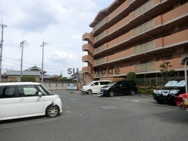 ヌーヴェレールIIIの駐車場