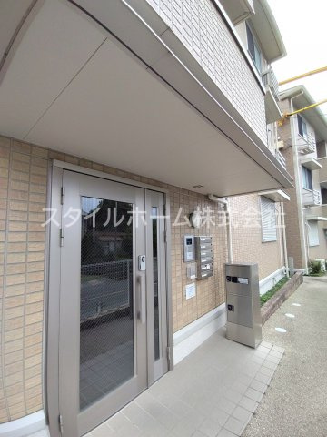 ジュノウタウン　Ａ棟のエントランス