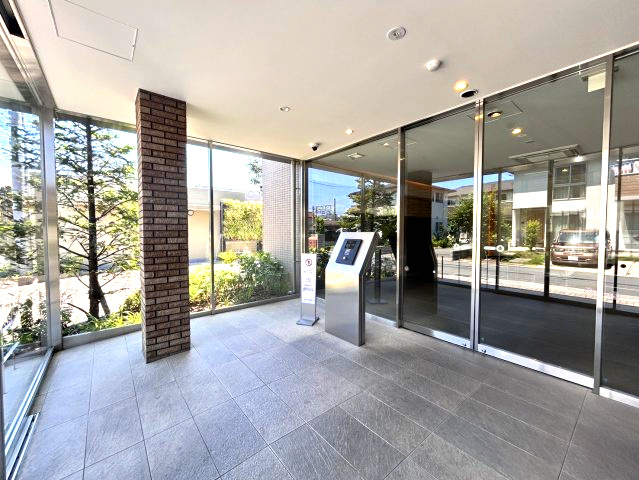 アンビシャス上尾のエントランス|開放感があり、清潔感あふれる上品なデザイン。