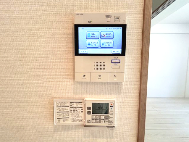 アンビシャス上尾の防犯設備|上：カラーモニター付きセキュリティーインターホン
下：リビングダイニングには床暖房付